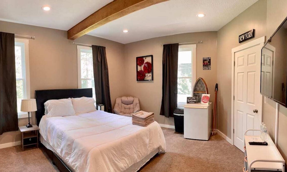 Accident House | Modern Private Room near Deep Creek Lake