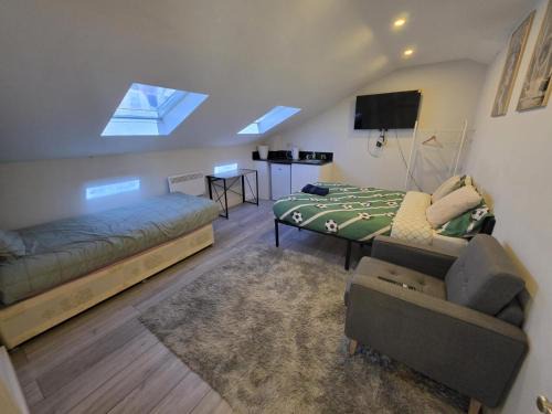 Bensham Manor Apartment | Modern Private Studio - CR7 Fast Transport Links