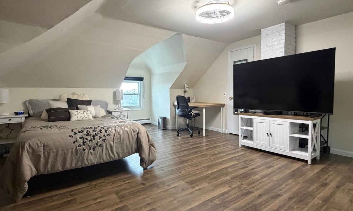 Glen Cove Apartment | Modern Private Suite on Quiet 3rd Floor