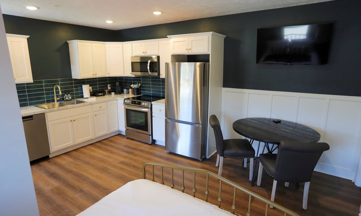 Nelson Apartment | Modern Queen Studio at the Victorian – Steps to Dining, Shops & Farmers Market