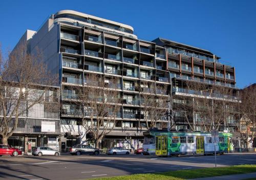 St Kilda Apartment | Modern Quiet 1 & 2 Bed Apt Opposite Albert Park