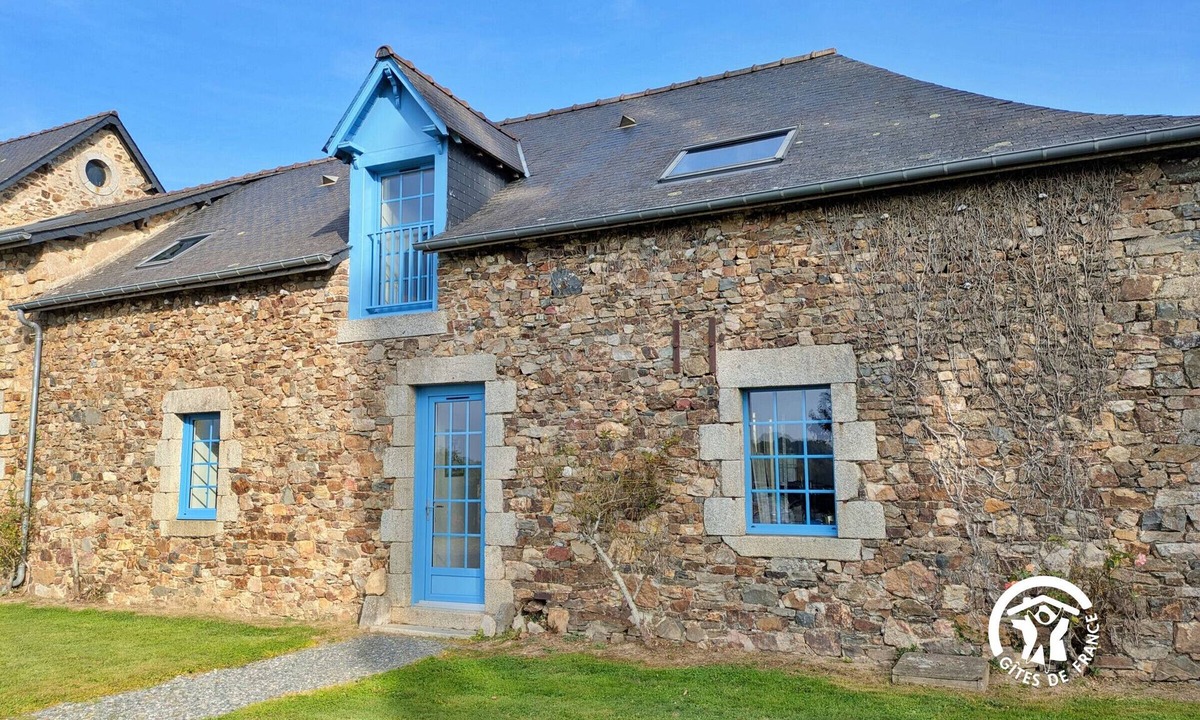 Saint-Jean-sur-Mayenne Apartment | Modern renovated cottage with large garden and wifi, ideal for families or professionals