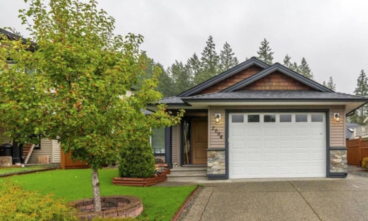 Regional District of Nanaimo House | Modern Rancher with fenced yard, great as Island home base or quiet vacation.