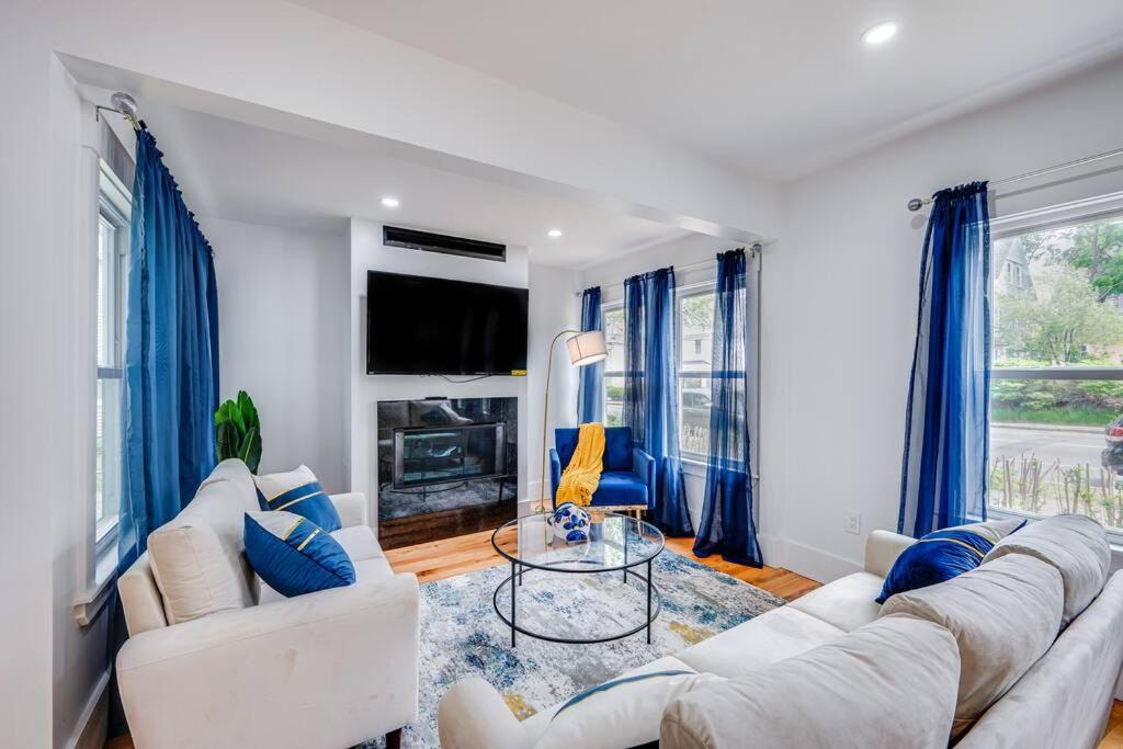 Milton Apartment | Modern Red Door Haven +5mins to Boston