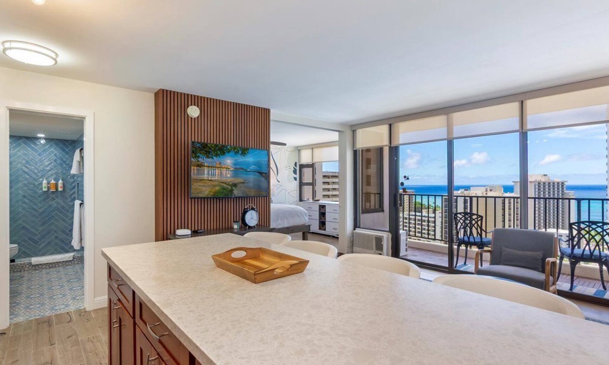 Waikiki Condo | Modern remodeled Condo. Walk to Waikiki Beach. Oceanview. Free Parking. AC.