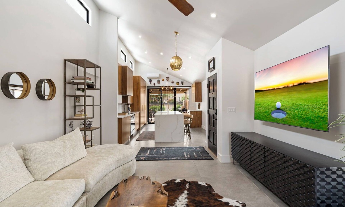 Tempe Condo | Modern Retreat w/Community Pool-5 mins to ASU