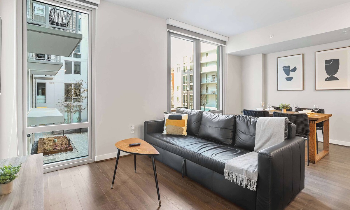 Clarendon Apartment | Modern Retreat with Easy Metro Access