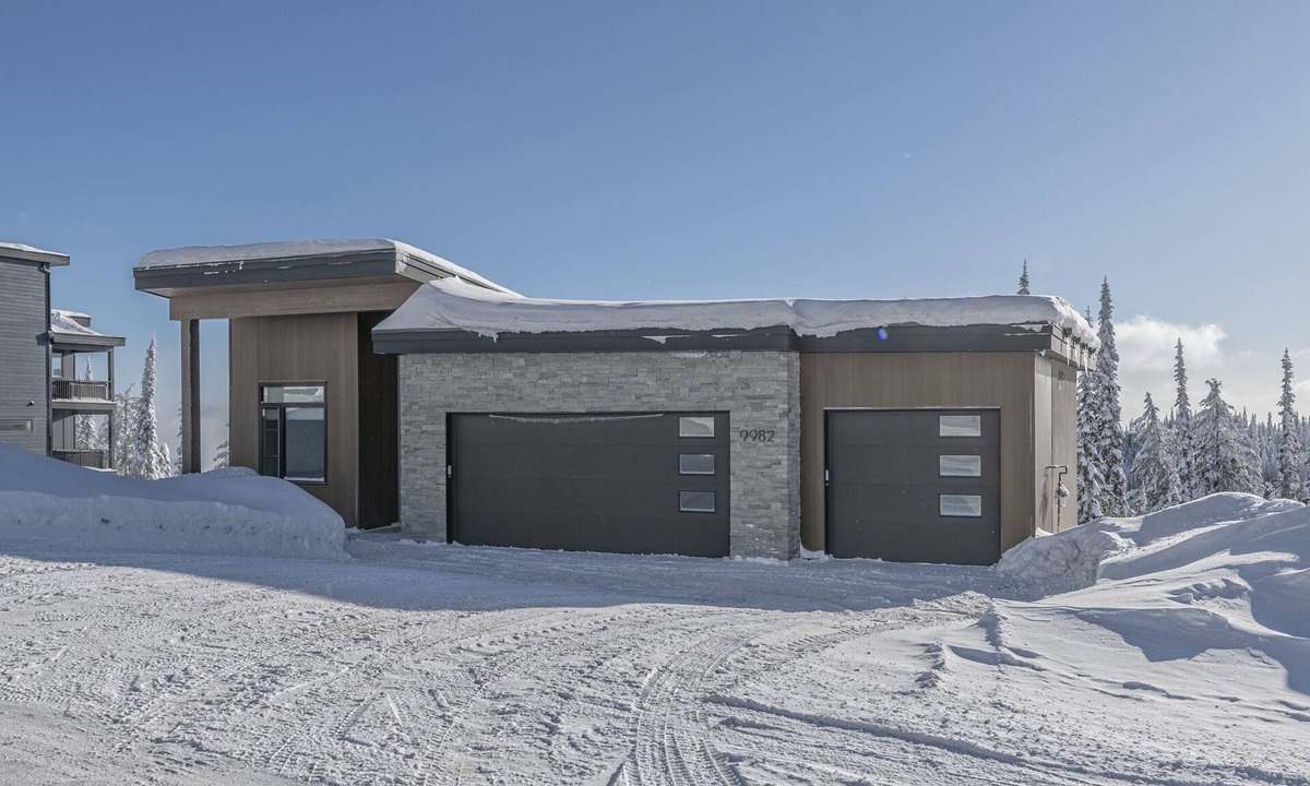 Silver Star Mountain House | Modern Ridge house with 2 private hot tubs, laundry, gear room and suite