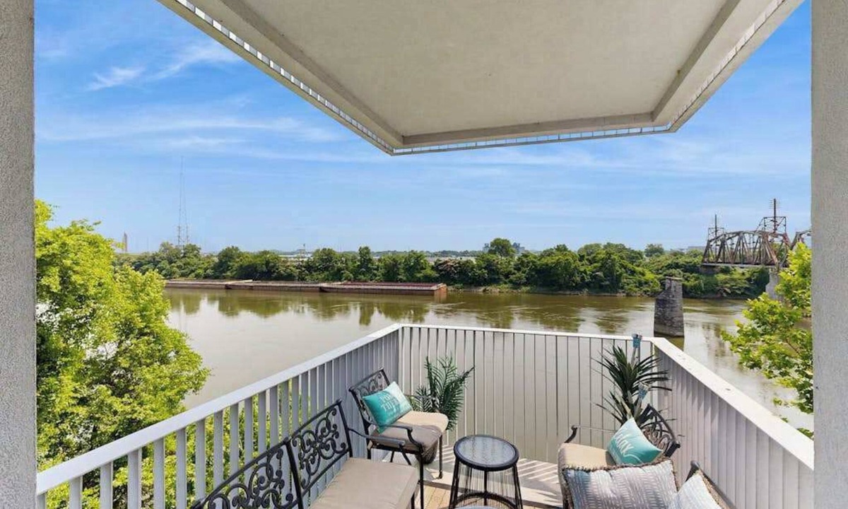 North Capitol Condo | Modern river-view condo with balcony & WiFi - walk to downtown & attractions