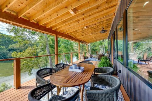 Arkadelphia House | Modern, Riverfront Family House w/Balcony & Grill