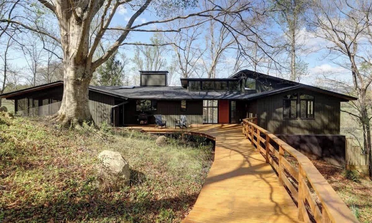 Hood House | Modern Riverfront Retreat | Luxe 3BR with Sauna