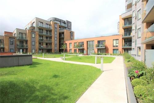 Reading Apartment | Modern Riverside Flat in central Reading, Free Parking, Fast WiFi, Near Station