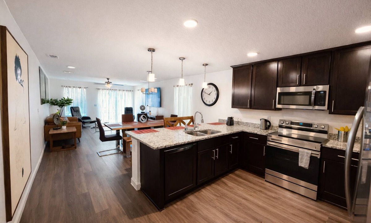 Riverside House | Modern Riverside Home Sleeps 8 Near Downtown