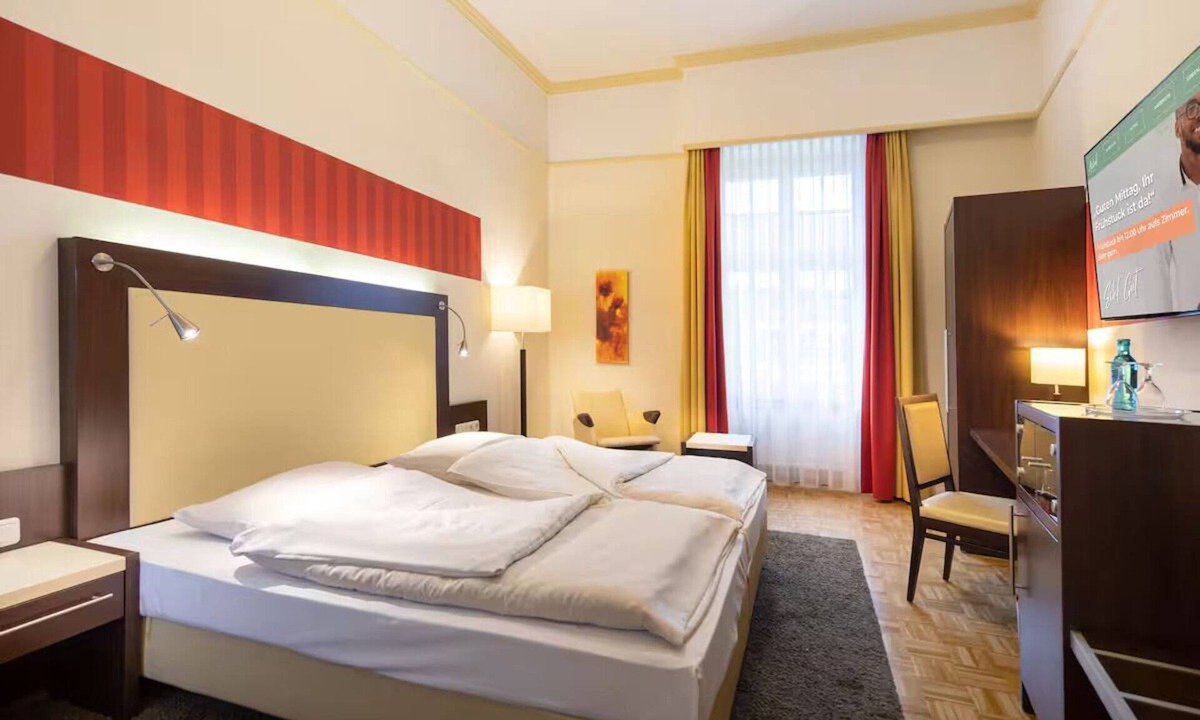 Zentrum Hotel | Modern Room Just Steps from Bonn’s Top Attractions – Ideal for Urban Explorers!