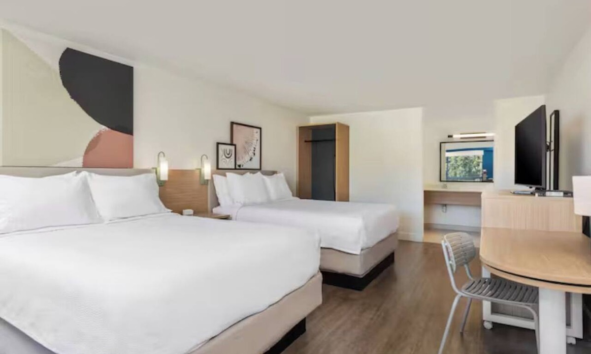 Hilton Head Island Hotel | Modern Room w/Complimentary Breakfast & Pool Access