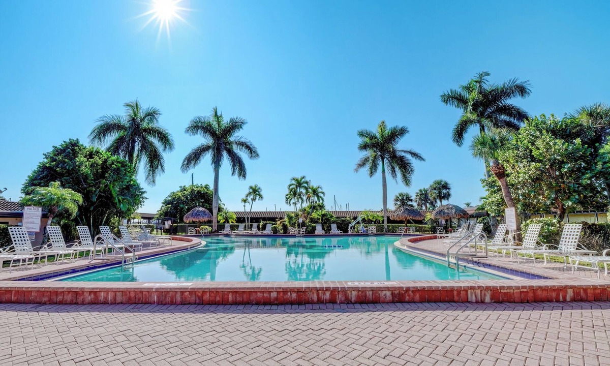 Naples Hotel | Modern Room with 2 Queen Beds, Wi-Fi & Parking