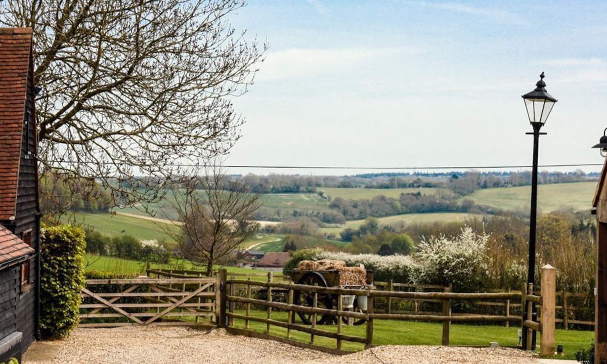Bilting Cottage | Modern Rustic 2 Bed Converted Stable - High up the Kent Downs