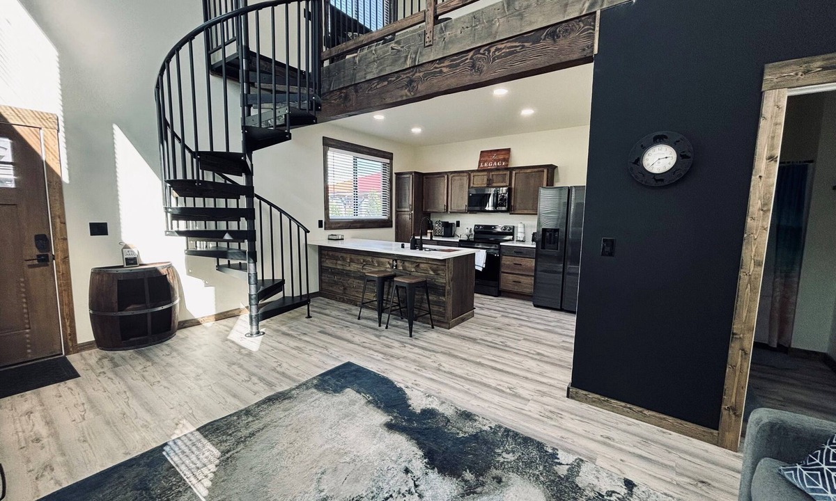 Kennewick House | Modern, rustic building with a loft in Kennewick, WA near Canyon Lakes!