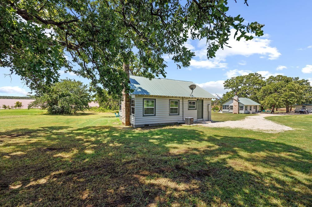 Madill House | Modern Rustic Cabin Retreat with Panoramic Lake Views in Madill, Oklahoma