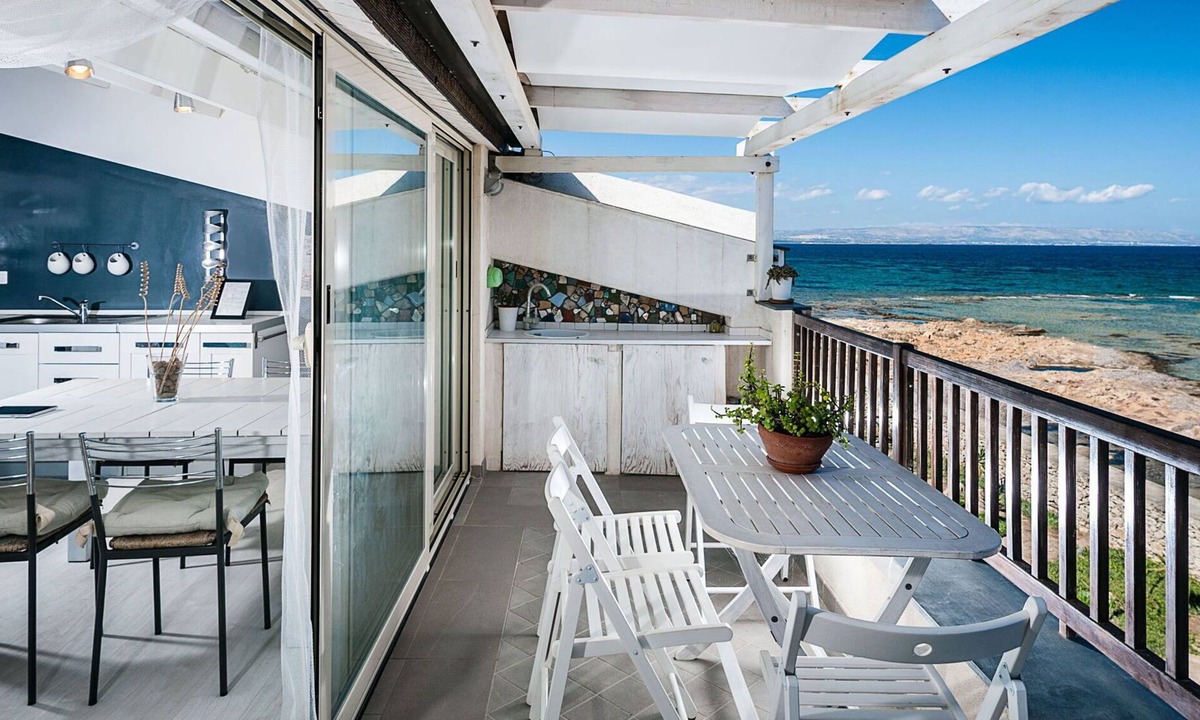 Marzamemi Apartment | Modern seafront apartment with panoramic terrace