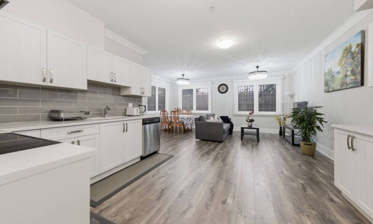 White Rock House | Modern Seaside Sanctuary | 1 BR Executive Suite