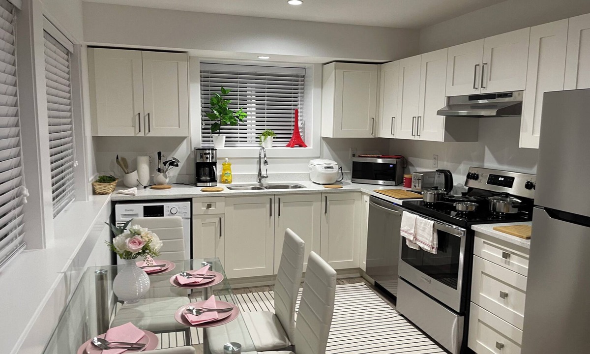 Maple Ridge House | Modern, self-contained 1b/1 b suite w/workspace