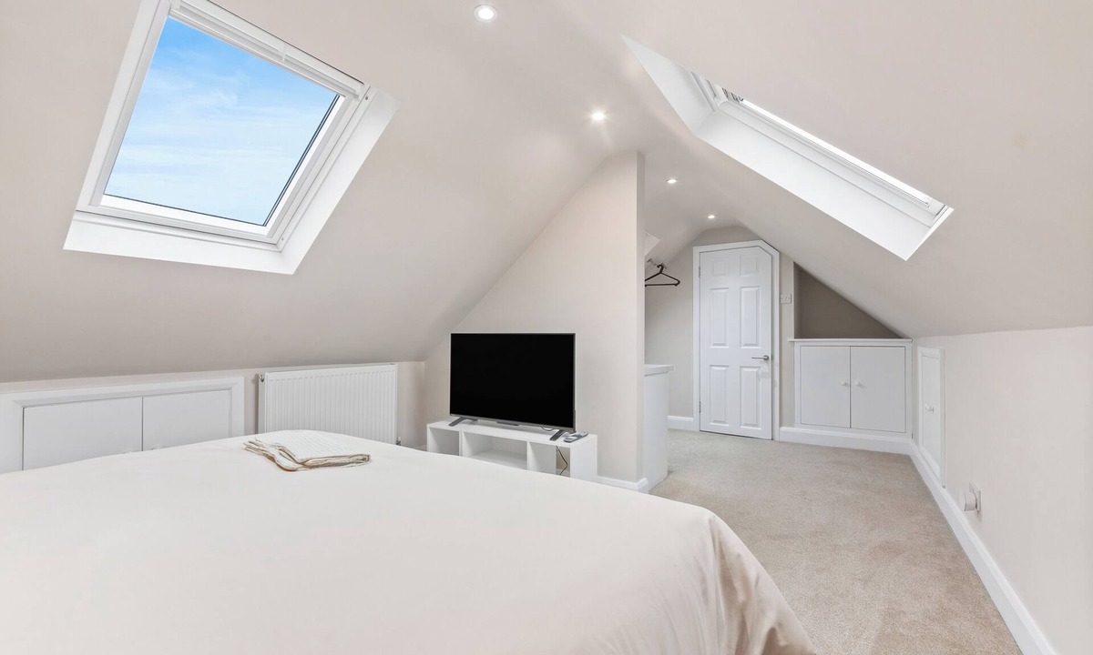 Epsom Apartment | Modern Serenity in Langley Vale