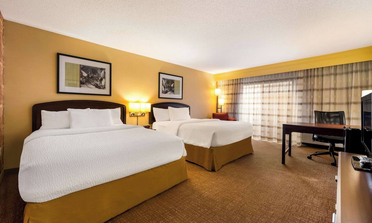 Novi Hotel | Modern Space, Ergonomic Workspace, Swimming Pool, and Pet-Friendly Stay