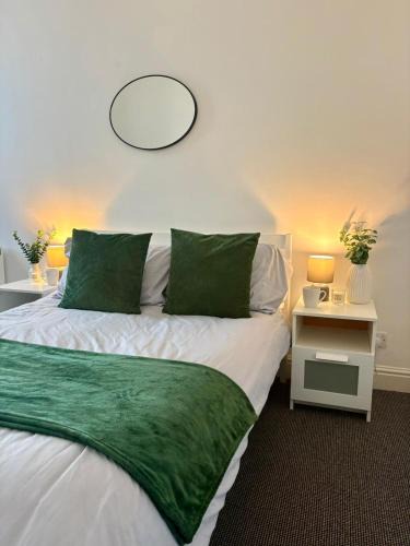 Adamsdown Apartment | Modern & Spacious 2-bed flat - Central Cardiff - Fast Wifi - Long & Short Stay