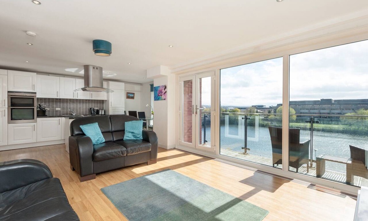City Centre Glasgow Apartment | Modern, spacious 3-bedroom apartment in the heart of Glasgow's city centre. Sleeps 7.