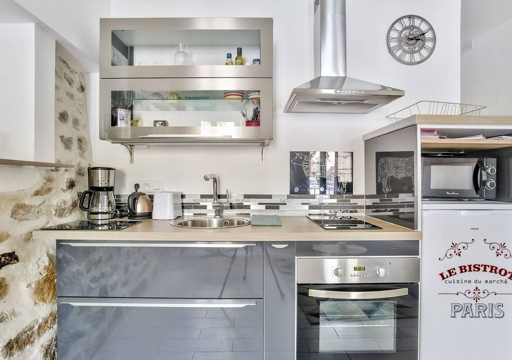 Frejus City Centre Apartment | Modern spacious apartment in heart of Frejus by easyBNB