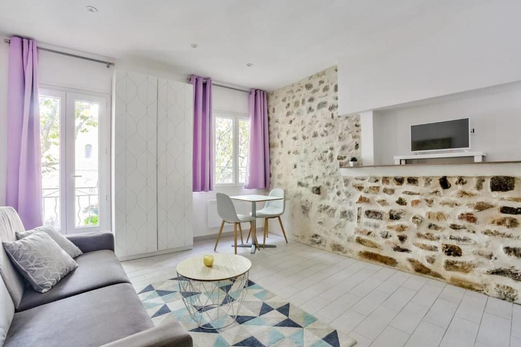 Frejus City Centre Apartment | Modern spacious apartment in heart of Frejus by easyBNB