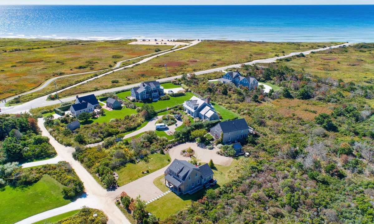 Nantucket House | Modern, Spacious Beach House in Cisco with Ocean Views