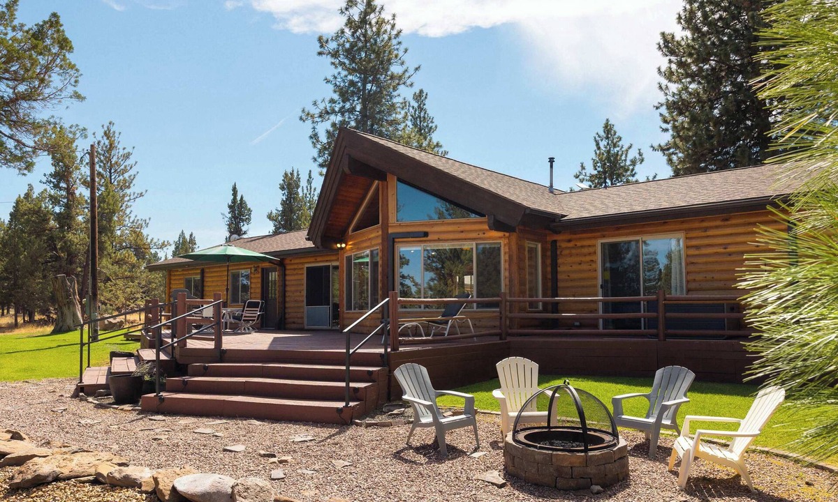 Sisters House | Modern Spacious Cabin Nestled on Several Scenic Acres! Weekly/Monthly Savings!