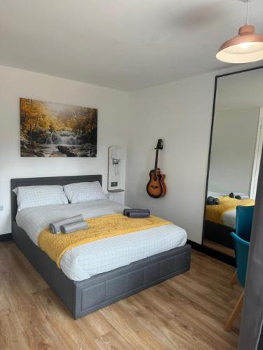 Crawley Apartment | Modern Spacious Crawley Studio