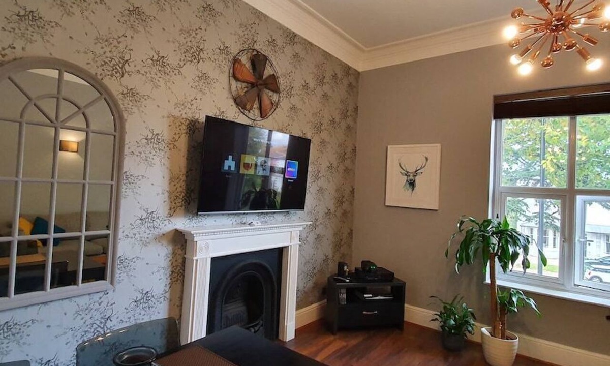 Leamington Spa Apartment | Modern spacious town centre serviced apartment