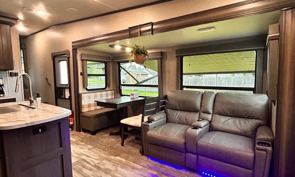 Forks House | Modern Spacious RV Retreat w/Full Kitchen & Cozy Comforts