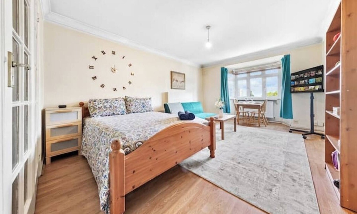 Hanger Hill Apartment | *Modern Spacious studio flat in Ealing*