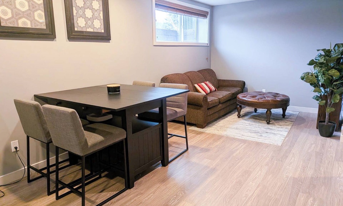 Whyte ave House | Modern Spacious Suite 5 minutes to UofA/Cross Cancer/Maz | Private Entrance