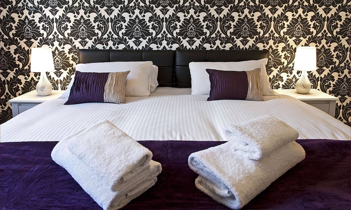 Gifford Apartment | MODERN, SPECIOUS, CENTRAL LOCATION, 3 BEDROOMS , 2 BATHROOMS , FREE CAR PAR