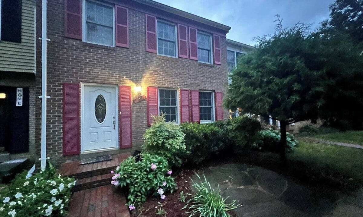 Newington House | Modern Springfield 3BR - Walk to Shops - Minutes to DC & Fort Belvoir