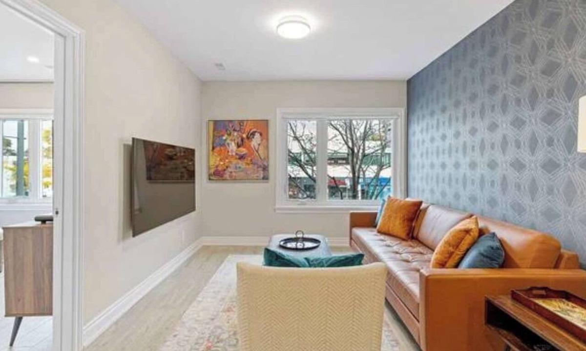 Bracondale Hill Hotel | Modern St. Clair West Suite w/Private Patio & BBQ