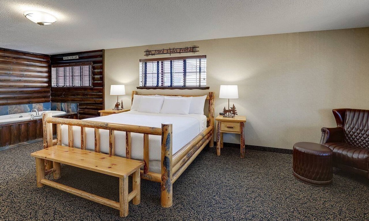 Moline Hotel | Modern Stay in Moline | 0.5 mi to Vibrant Arena at The MARK