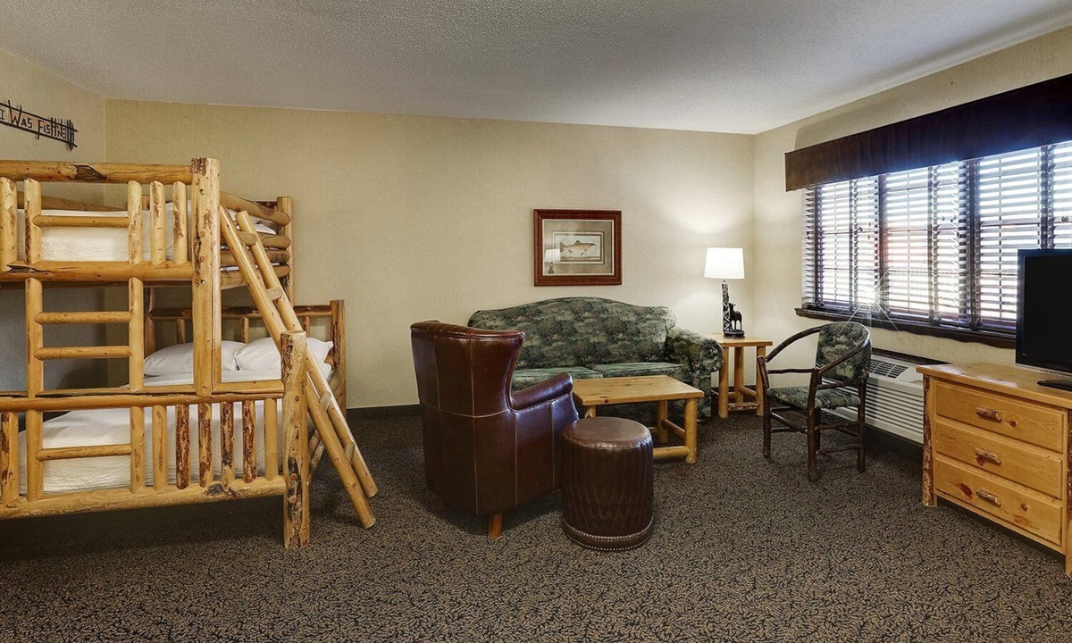 Moline Hotel | Modern Stay in Moline | 0.8 mi to TaxSlayer Center | Event Venue