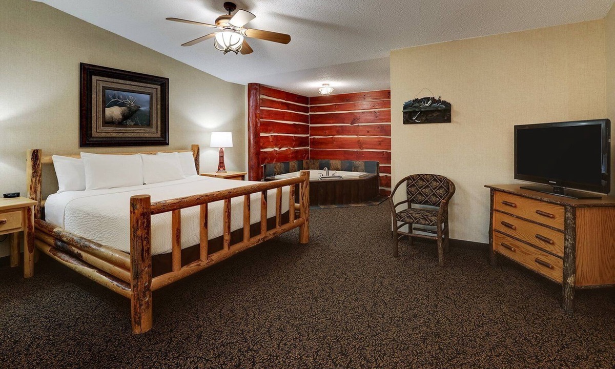 Moline Hotel | Modern Stay in Moline w/Pool Onsite| 1.5 mi to Rock Island Arsenal Museum