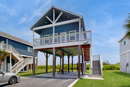 Port Bolivar House | Modern Steps to Beach Shared Pool & Playground
