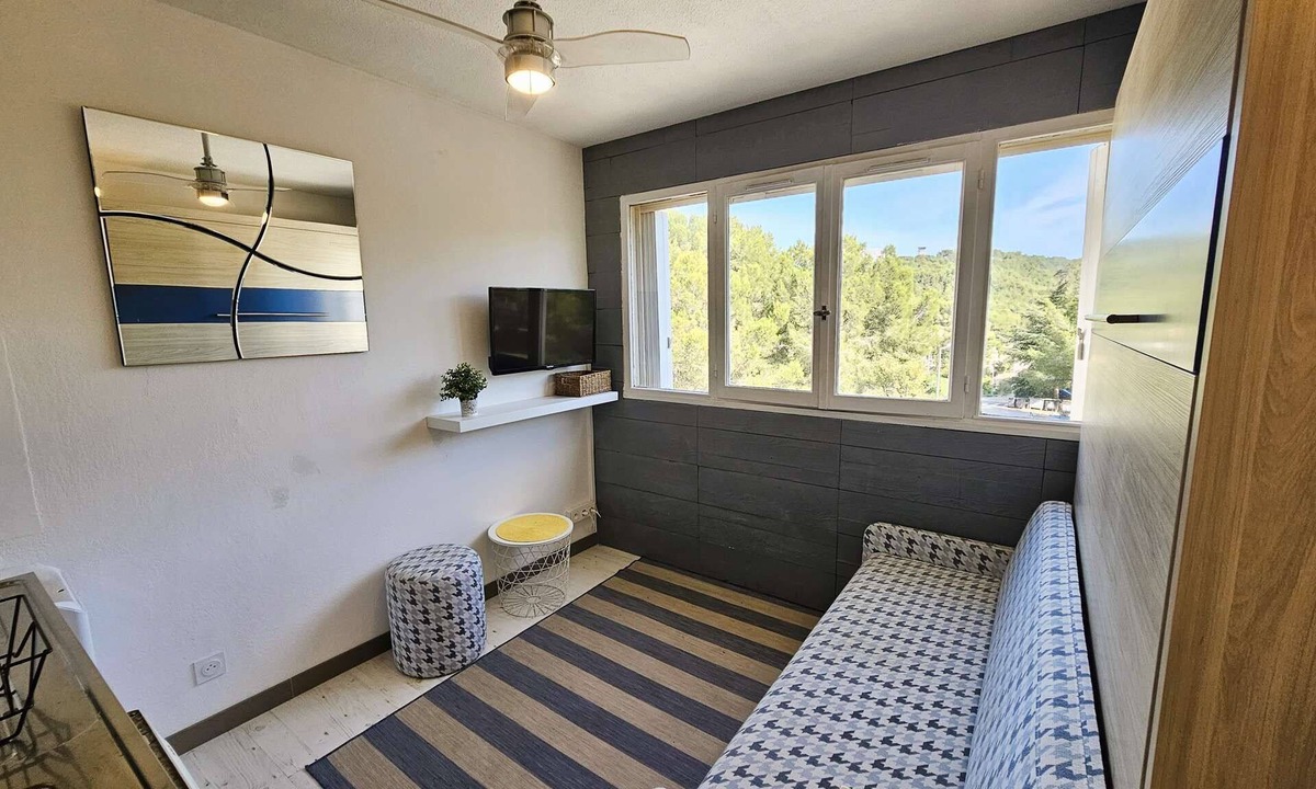 Saint-Mandrier-sur-Mer Apartment | Modern studio in a quiet location, swimming pool in the residence, washing machine