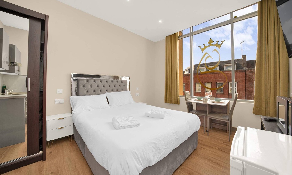 Valentines Apartment | Modern Studio 1 Min Walk to Ilford Station