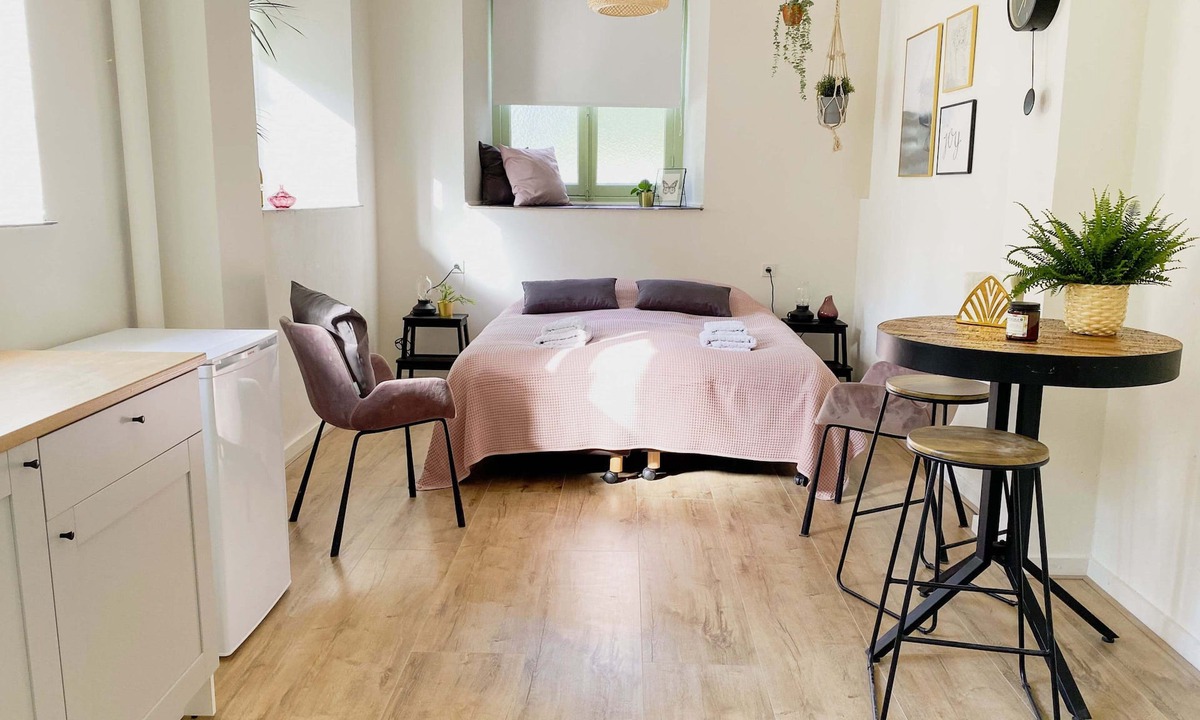Cadier en Keer Villa | Modern Studio 1 in Historic Abbey
