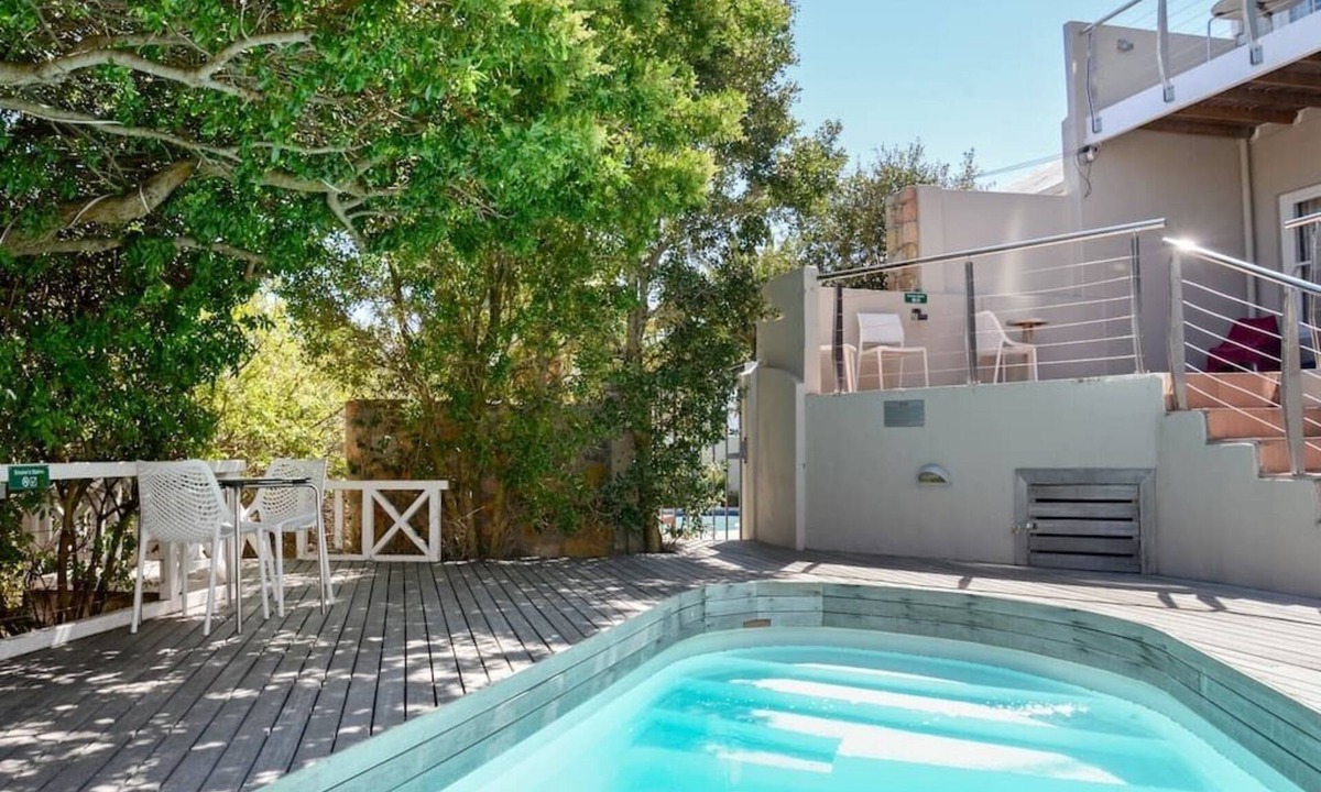 Camps Bay Apartment | Modern studio apartment on the Camps Bay beachfront